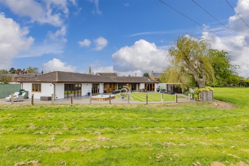 Images for Main Street, Caldecott - Incredible views and 2 acre paddock! EAID:oscarjamesapi BID:5